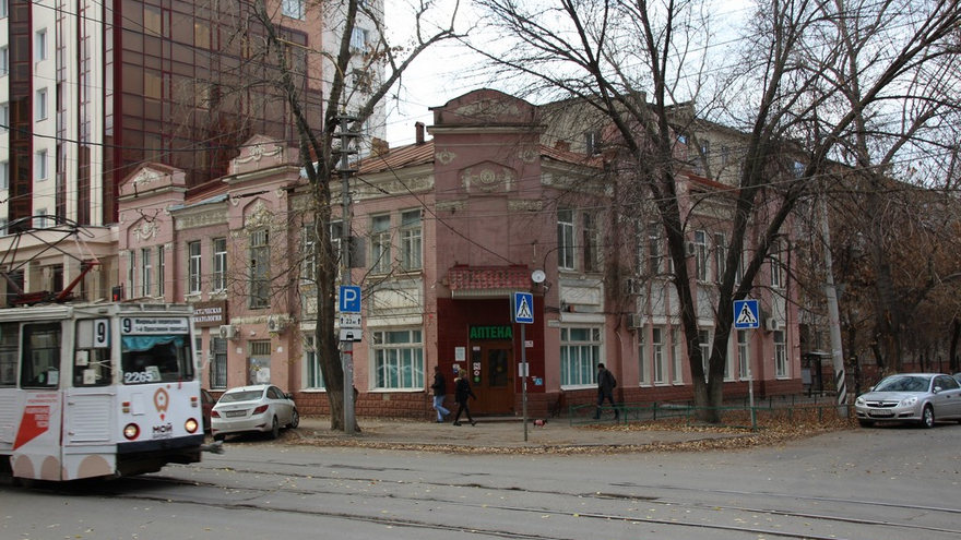 В Саратове дом с государственной аптекой признали аварийным