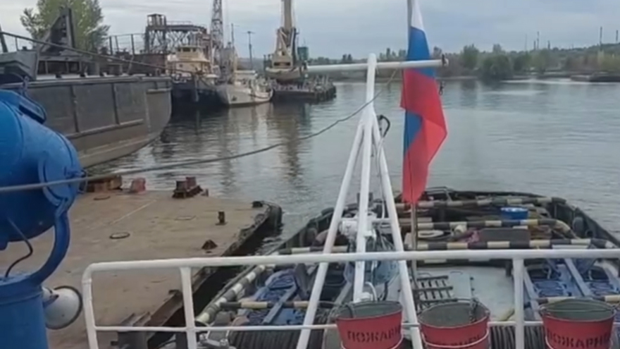 В Саратове баржа налетела на плавучий кран: капитана отправили под суд