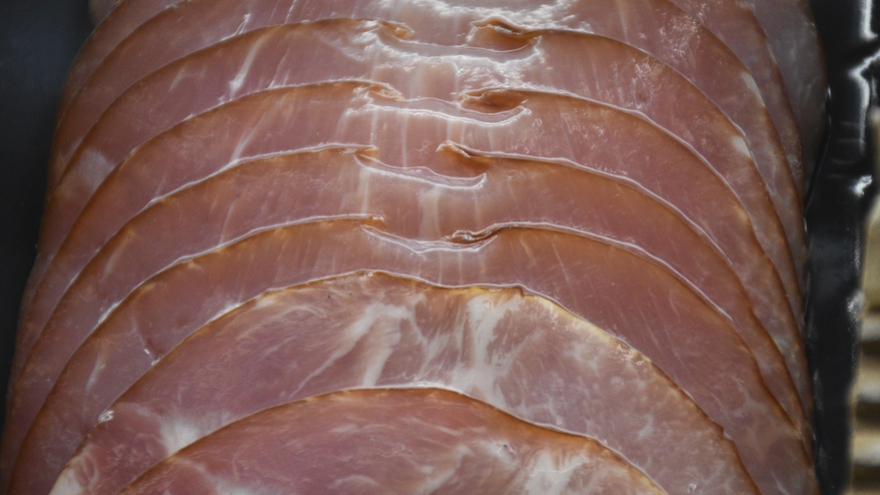 Саратовская лаборатория нашла смертельно опасные бактерии в мясных продуктах
