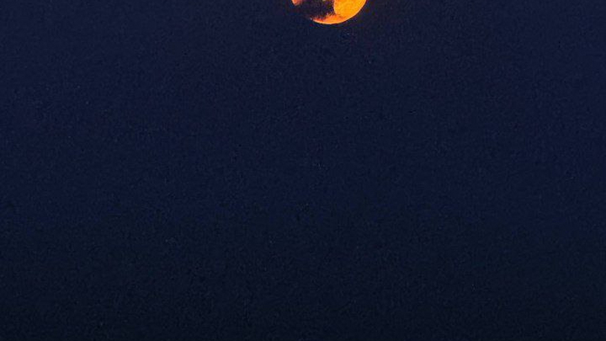 Саратовцы сфотографировали лунное затмение