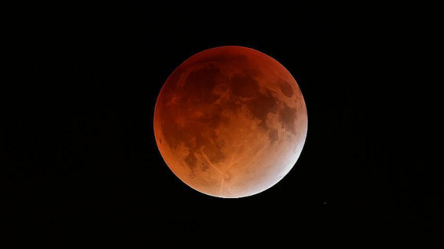 Саратовцы сфотографировали лунное затмение