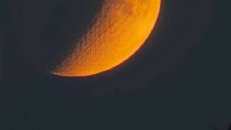 Саратовцы сфотографировали лунное затмение