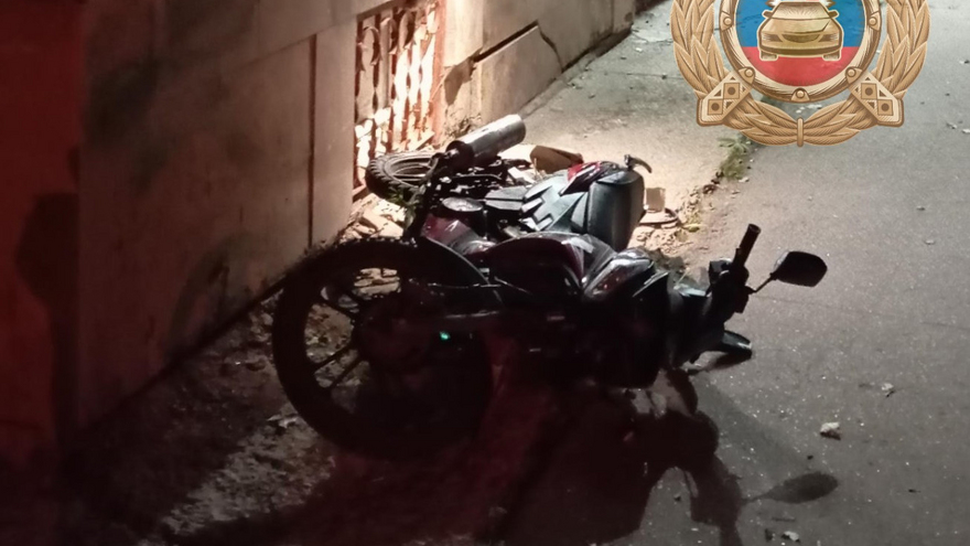 В Балакове мопедист врезался в дом