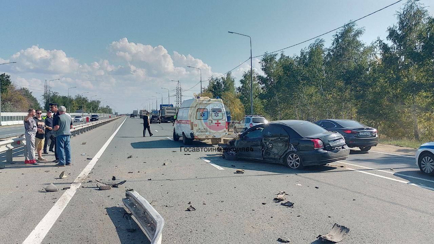В Саратове Toyota влетела в отбойник: водитель погиб
