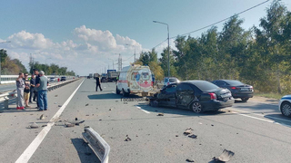 В Саратове Toyota влетела в отбойник: водитель погиб