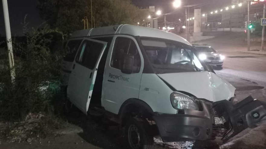 В Саратове Соболь врезался в заправку: есть пострадавший