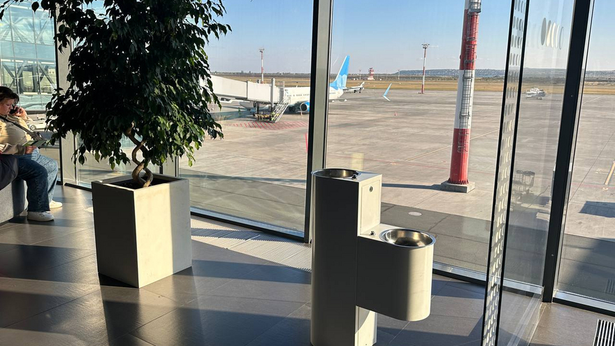 В саратовском аэропорту установили современный питьевой фонтанчик