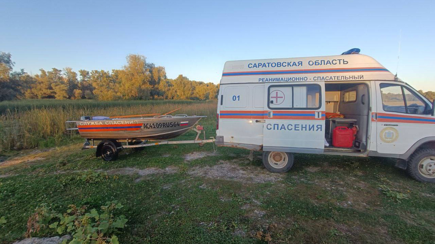 Под Энгельсом у пенсионера и его спутника спустило лодку: на помощь пришли спасатели