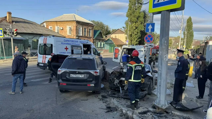 В центре Саратова два человека пострадали в столкновении BMW с Mitsubishi