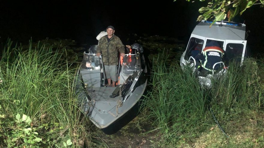 Под Энгельсом спасатели разыскали на острове заблудившегося грибника