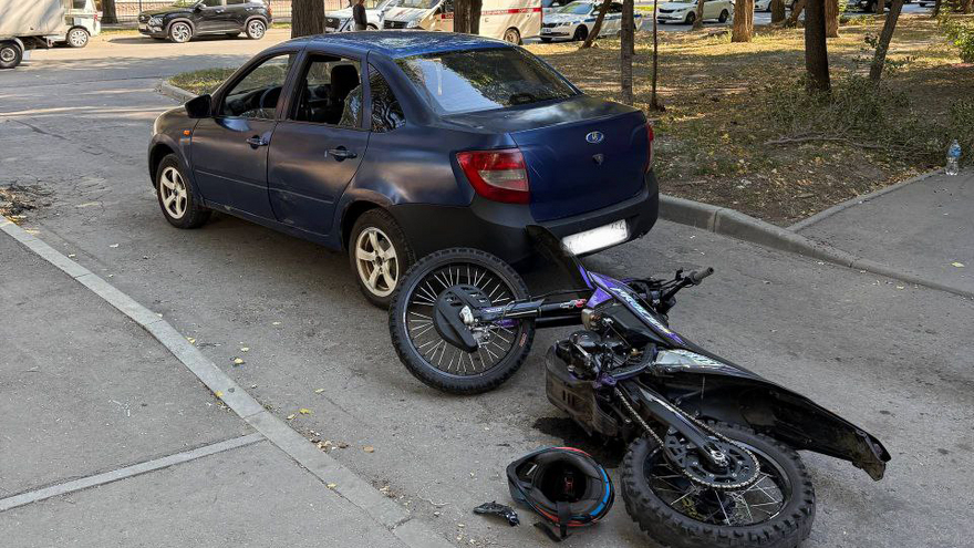 В Саратове у школы Лада сбила мотоциклиста
