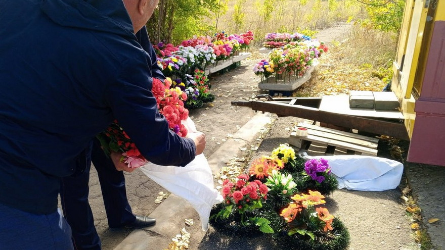 В Энгельсе у торговца изъяли 65 букетов из искусственных цветов