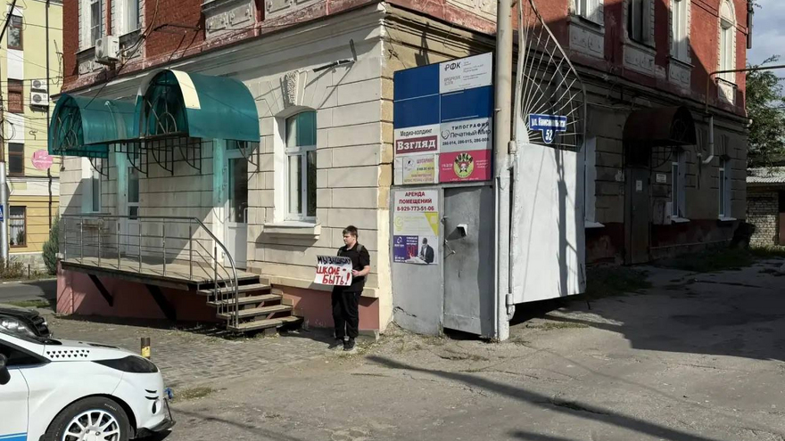 В Саратове прошли одиночные пикеты за строительство школы в сквере Территория детства