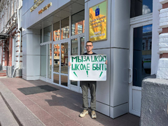 В Саратове прошли одиночные пикеты за строительство школы в сквере Территория детства