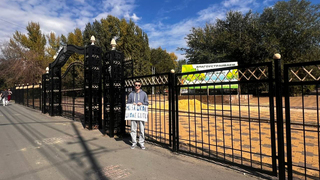 В Саратове прошли одиночные пикеты за строительство школы в сквере Территория детства