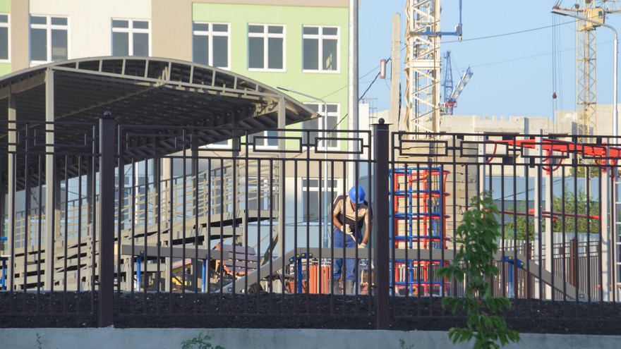 В Саратове возле 81 школы и детсада заменят ограждения: перечень