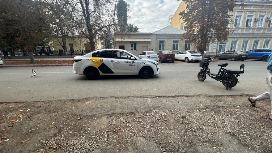 В центре Саратова столкнулись таксист и электровелосипедист