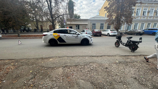 В центре Саратова столкнулись таксист и электровелосипедист