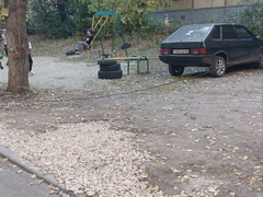 Самозахват!: читательница пожаловалась на парковку у детской площадки в Саратове