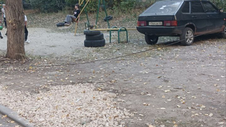 Самозахват!: читательница пожаловалась на парковку у детской площадки в Саратове