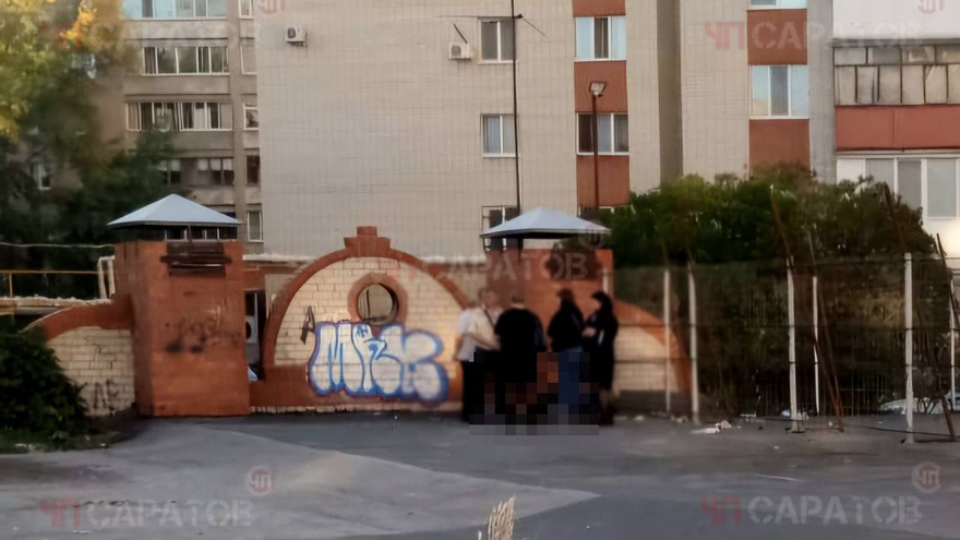 В Энгельсе юноша упал с забора и погиб