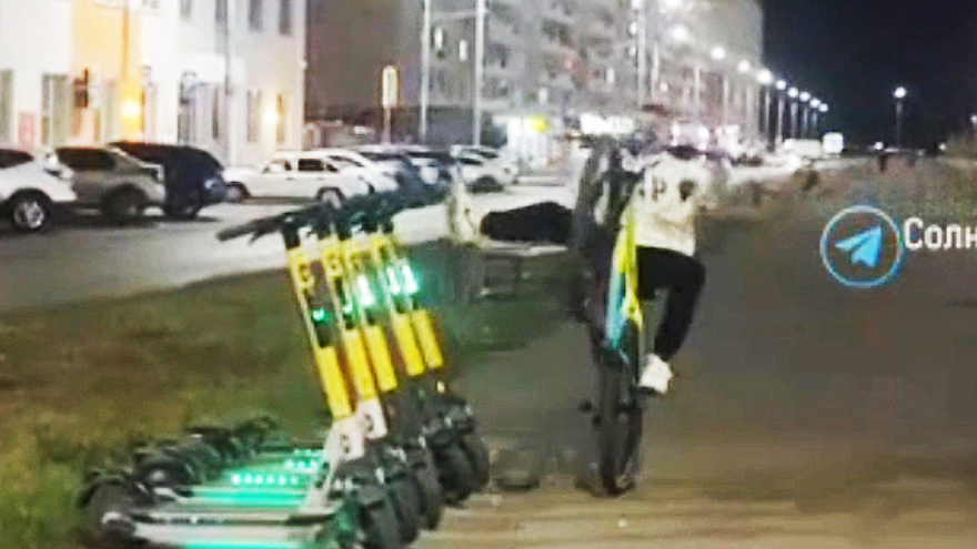 В Саратове подросток на велосипеде атаковал электросамокаты