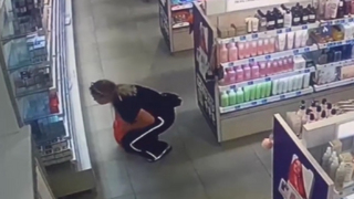 Женщина стащила духи и крем из магазина косметики: кража попала на видео