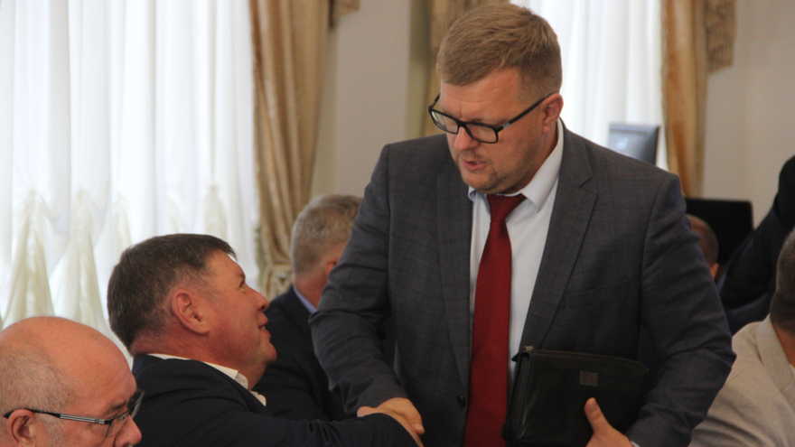 Очень худенький сотрудник пролезал в коллектор и забивал деревянными чопиками: в гордуме Саратова представили оригинальный способ борьбы с незаконными врезками