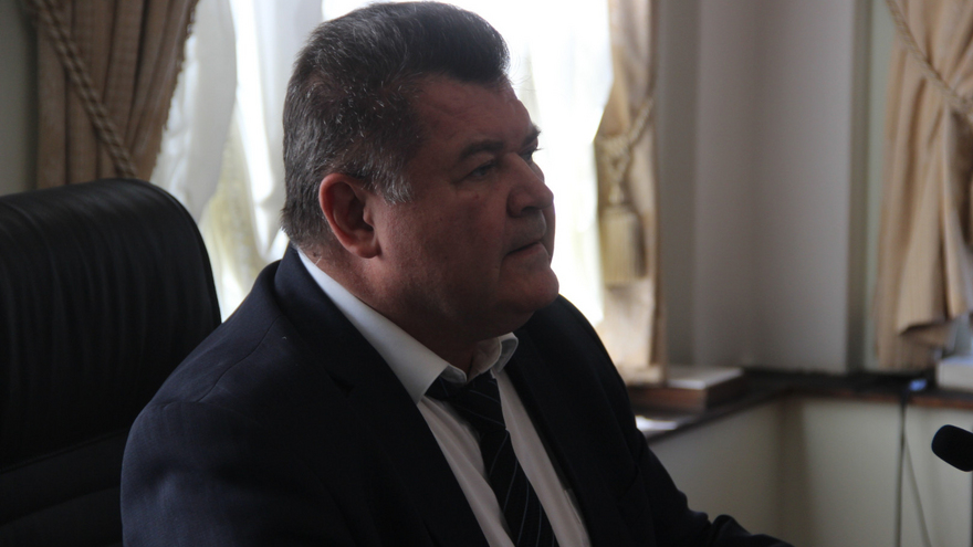 Очень худенький сотрудник пролезал в коллектор и забивал деревянными чопиками: в гордуме Саратова представили оригинальный способ борьбы с незаконными врезками