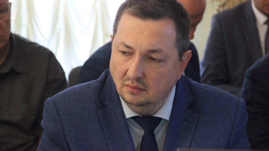 Очень худенький сотрудник пролезал в коллектор и забивал деревянными чопиками: в гордуме Саратова представили оригинальный способ борьбы с незаконными врезками