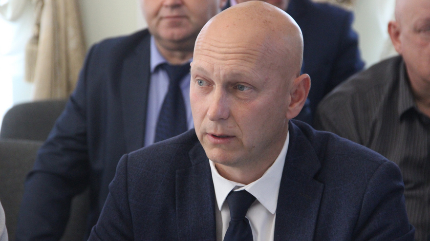Очень худенький сотрудник пролезал в коллектор и забивал деревянными чопиками: в гордуме Саратова представили оригинальный способ борьбы с незаконными врезками