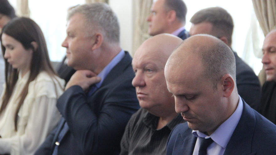 Очень худенький сотрудник пролезал в коллектор и забивал деревянными чопиками: в гордуме Саратова представили оригинальный способ борьбы с незаконными врезками