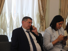 Очень худенький сотрудник пролезал в коллектор и забивал деревянными чопиками: в гордуме Саратова представили оригинальный способ борьбы с незаконными врезками
