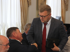 Очень худенький сотрудник пролезал в коллектор и забивал деревянными чопиками: в гордуме Саратова представили оригинальный способ борьбы с незаконными врезками