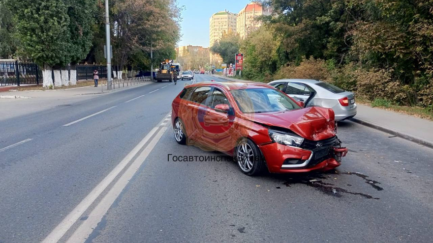 Пассажирка Skoda пострадала в столкновении с Вестой