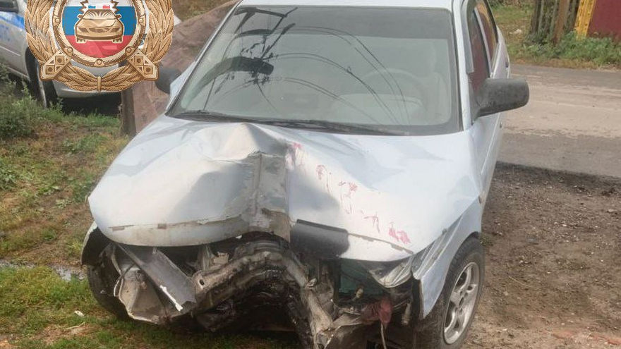 В саратовском селе десятка врезалась в забор: есть пострадавший
