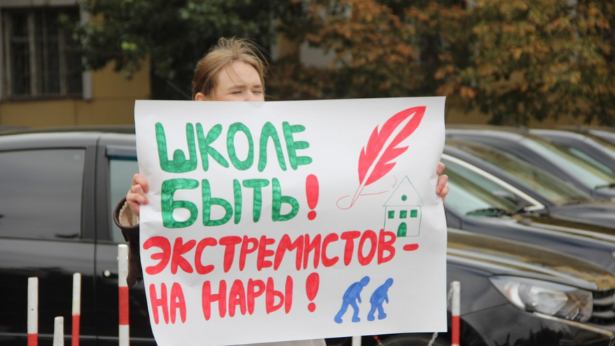 Экстремистов – на нары!: у саратовской облдумы прошел очередной пикет за строительство школы