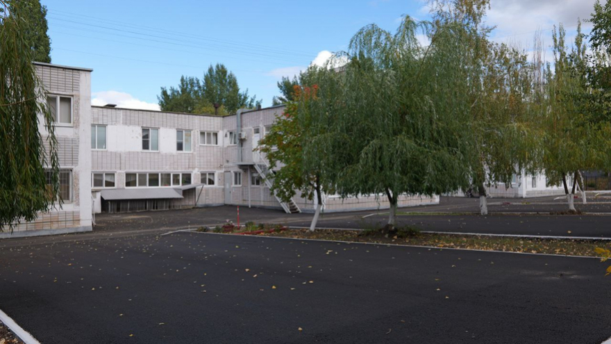 В Саратове у детской больницы появились парковка и игровая площадка