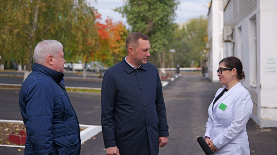 В Саратове у детской больницы появились парковка и игровая площадка