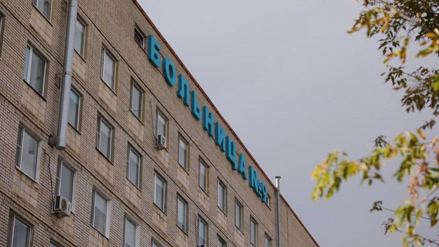 В Саратове у детской больницы появились парковка и игровая площадка