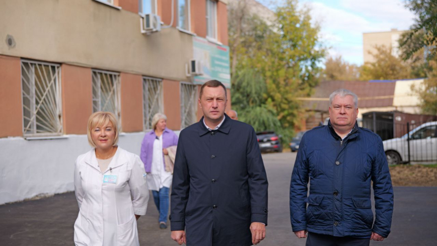 В Саратове у детской больницы появились парковка и игровая площадка