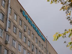 В Саратове у детской больницы появились парковка и игровая площадка