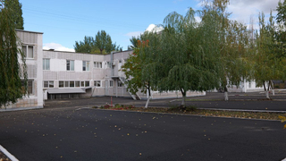 В Саратове у детской больницы появились парковка и игровая площадка