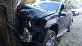 В Балакове Mercedes врезался в дерево: есть пострадавший