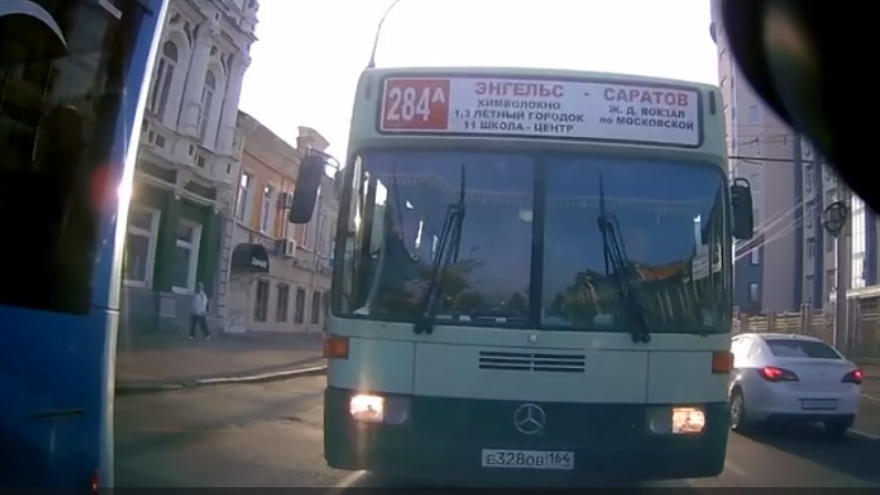 В Саратове водитель автобуса застрял на встречке