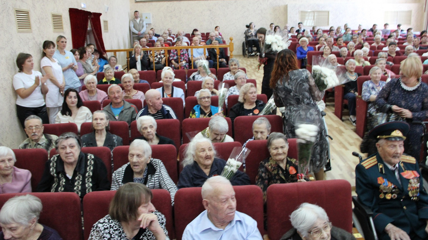 В Международный День пожилого человека в Энгельсском доме-интернате чествовали долгожителей и ветеранов