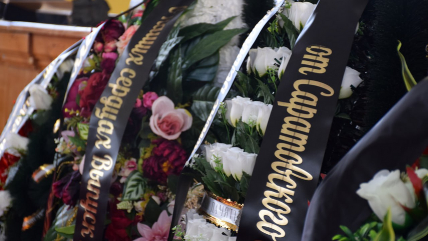 Она зажгла много звезд: слезы, благодарности и сотни букетов на церемонии прощания с народной артисткой Риммой Беляковой в Саратове 