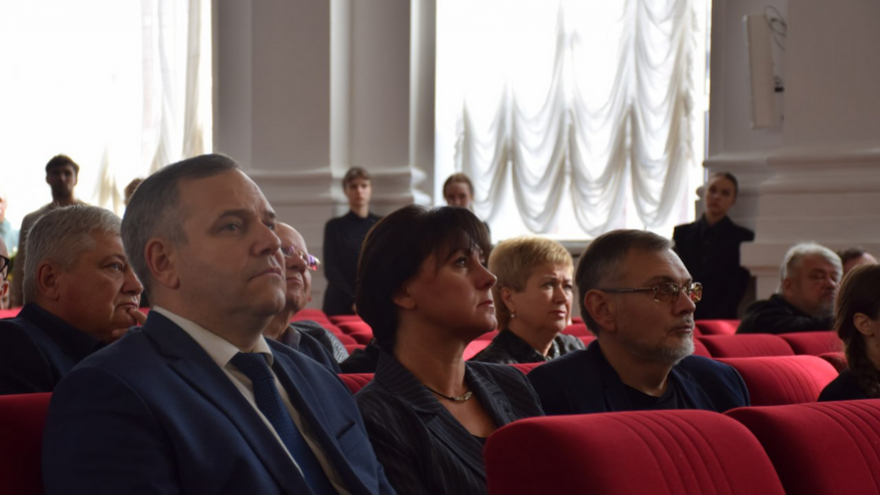Она зажгла много звезд: слезы, благодарности и сотни букетов на церемонии прощания с народной артисткой Риммой Беляковой в Саратове 