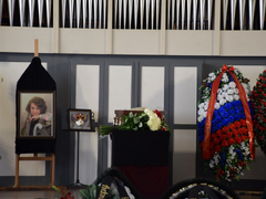 Она зажгла много звезд: слезы, благодарности и сотни букетов на церемонии прощания с народной артисткой Риммой Беляковой в Саратове 