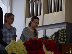Она зажгла много звезд: слезы, благодарности и сотни букетов на церемонии прощания с народной артисткой Риммой Беляковой в Саратове 